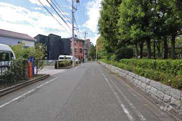 敷地南側の前面道路（東側から）