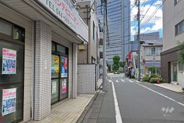 敷地の南西側前面道路（北西側から）