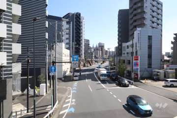 敷地南西側の前面道路(北西側から)
