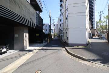 敷地南側の前面道路(西側から)