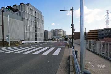 敷地西側の前面道路（北側から）
