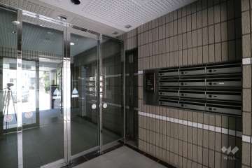 エントランスはオートロック付きです。