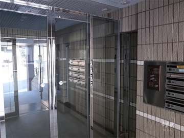 エントランスはオートロック付きです。