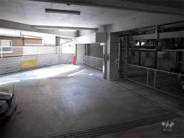 建物1階部分にある敷地内駐車場（機械式・平面式）