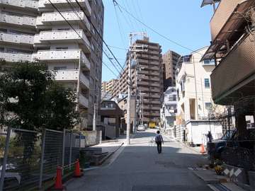 敷地北側の前面道路。周辺はマンションが中心に立ち並ぶ住宅地です。