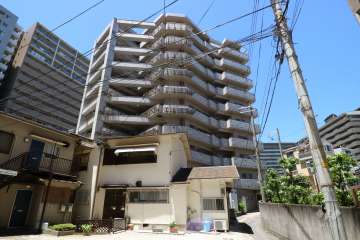 ロータリー宝塚南口の外観（東側から）