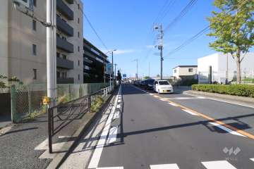 敷地東側の前面道路(南側から)