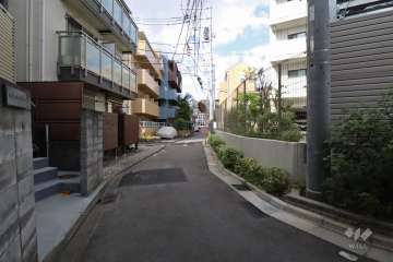 敷地西側の前面道路(南側から)