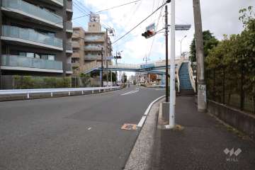 敷地北東側の前面道路(南東側から)