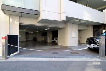 駐車場の出入り口（ロボットゲート付き）　