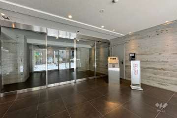 エントランスはオートロック付きです。　