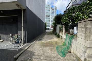 敷地の北側前面道路（東側から）