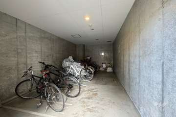 屋内に設けられた駐輪場