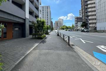 敷地の南西側前面道路（北西側から）