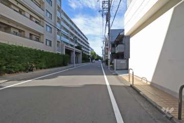 敷地東側の前面道路(南側から)