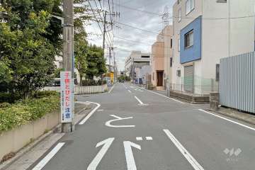 敷地西側の前面道路