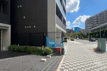 敷地の南側前面道路（西側から）