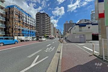 敷地の南側前面道路は西口通りです（西側から）。