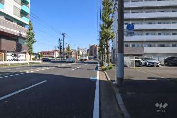 敷地北東側の前面道路（北西側から）