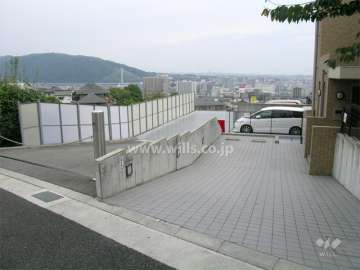 敷地北側にある敷地内駐車場（入り口にロボットゲート付きです。）