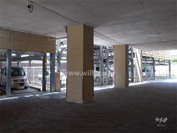 南側のエントランス前にある敷地内駐車場。