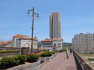 彫刻やベンチが設置された宝塚大橋。駅までは武庫川に架かるこの橋を渡ります。