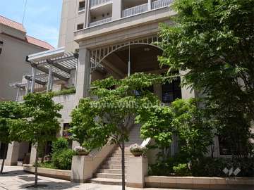 ホテルのような基壇部分（1階・2階）　店舗も一部入っています。