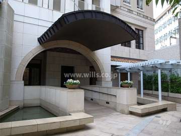 水盤（ウォーターガーデン）に囲まれた北側のエントランス