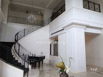 吹き抜けのエントランスホール。自動演奏ピアノが設置されています。