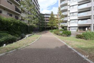 J棟東側の敷地内の通路（南側から）