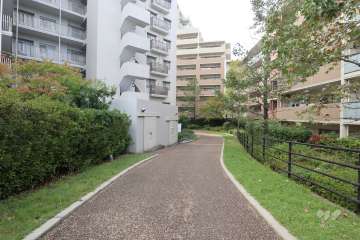J棟東側の通路（北側から）