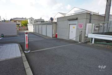 駐車場の出入口（ロボットゲート付き）