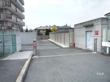 駐車場入り口（ロボットゲート付き）