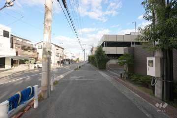 敷地北側の前面道路（西側から）