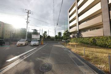 敷地南側の前面道路（東側から）