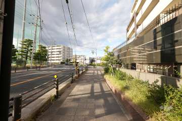 敷地西側の前面道路は中津浜線です（南側から）
