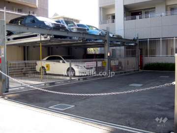 北側にある機械式駐車場。出入口にはロボットゲートがあります。