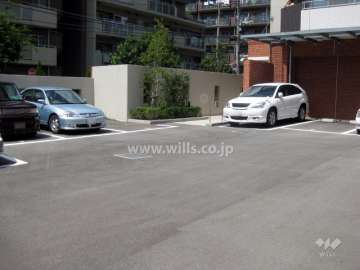 南側にある平面駐車場