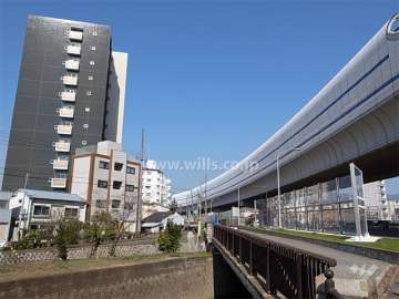 敷地の東側に東川が流れ、北側には国道43号線、阪神高速が走っています。