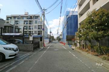 敷地南側の前面道路（東側から）
