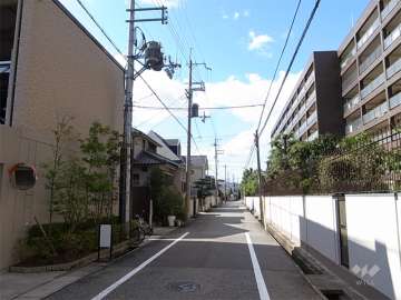 敷地北側の前面道路。敷地の南北両面が接道しています。