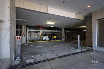 駐車場の出入り口（ロボットゲート付き）　