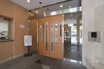 エントランスはオートロック付きです。