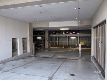 屋内にある敷地内駐車場（機械式）　入り口にロボットゲート付きです。