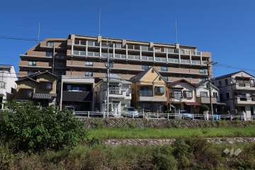 セントラル宝塚仁川の外観（南西側から）　