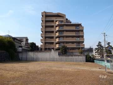 セントラル宝塚仁川の外観（東側から）　敷地の南側隣地は一段高くなっています。