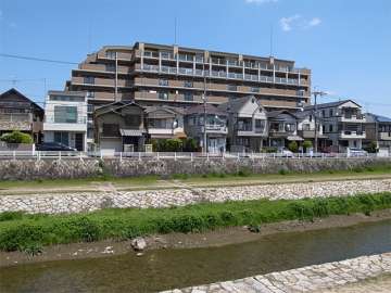 南側すぐの場所を仁川が流れています。