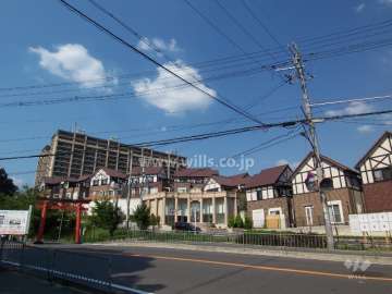 敷地に隣接して同時期に分譲された一戸建て街と有料老人ホームがあります。
