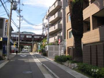 マンション北側に阪急神戸線が通っています。