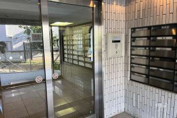 エントランスはオートロック付きです。